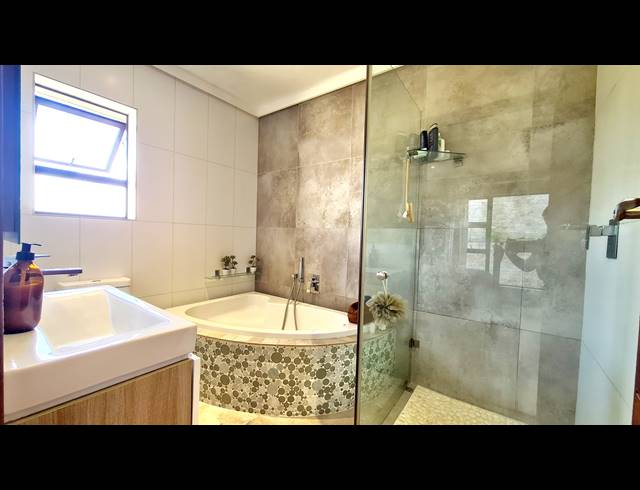 4 BEDROOM FREEHOLD FOR SALE IN SABLE HILLS